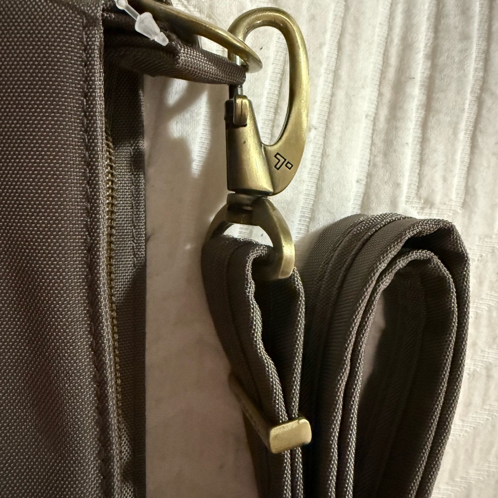 Travelon Quilted Gray Crossbody Bag - Picture 6 of 6